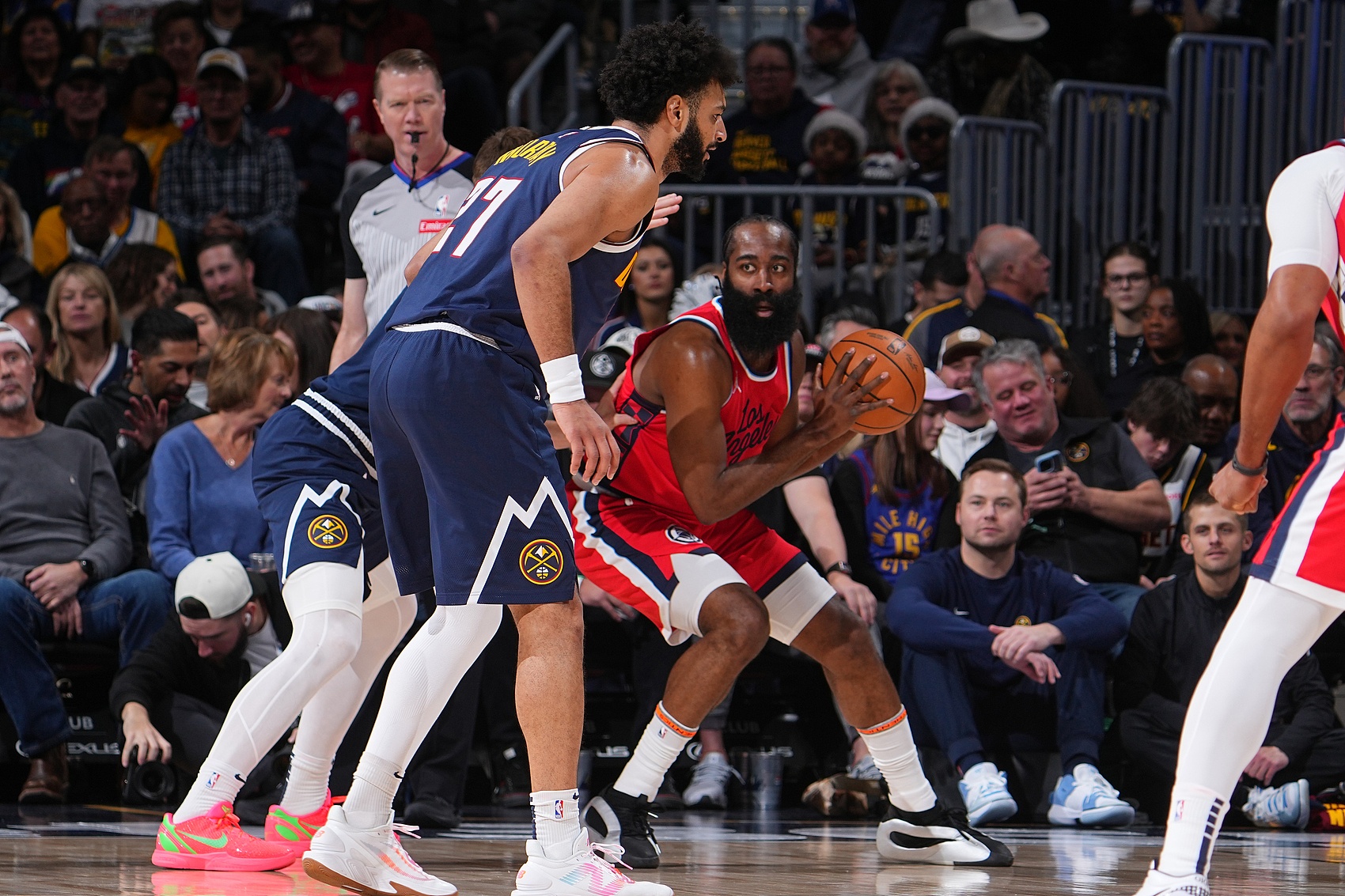 开云电竞 -冲刺阶段突围战来临，那不勒斯围绕NBA季后赛调整名单，悬念犹存，身体对抗强度拉满的简单介绍